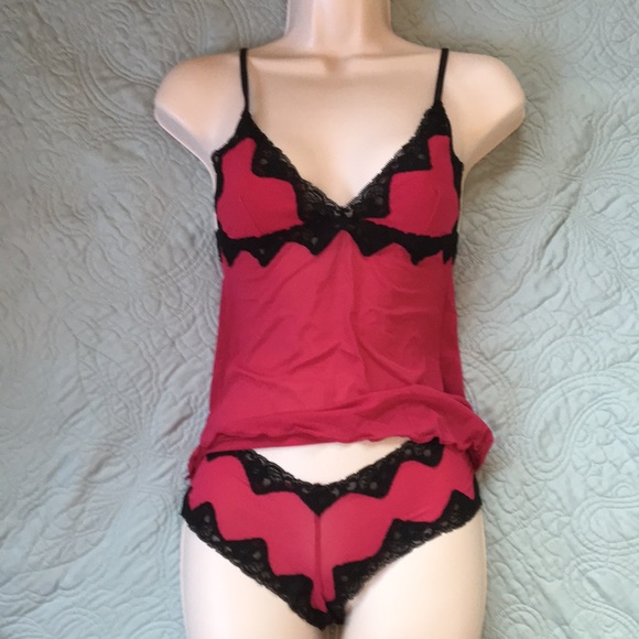 Hot pink camisole and panties set - Picture 2 of 5